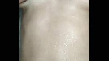 Adik Tiri Desi Menggoda Kakak Tirinya Dengan Telanjang Di Kamar Mandi