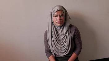 Wanita Berhijab Cosplay Digencet Wajahnya Oleh Milf Amerika