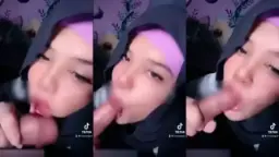 Hijab Menggoda Mengisap Kontol Dildo