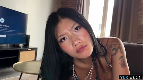 Dia Menangkap Adik Tiri China-nya Mengirim Foto Bugil!