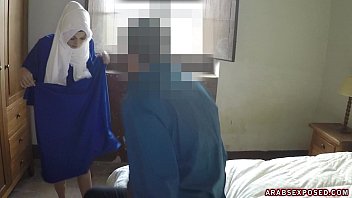 Gadis Arab Cantik Mengisapnya Demi Uang Tunai