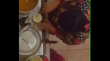 Pembantu Seksi Desi Dengan Belahan Dada Menggoda