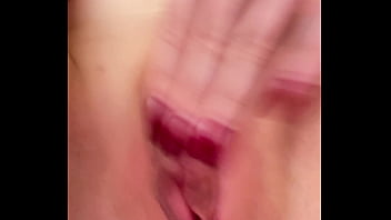 Aku Temukan Kakak Tiriku Yang Seksi Dan Menggoda