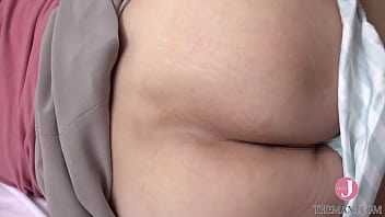 Kisah Panas: Nafsu Tersembunyi Nenek Tiriku Yang Membesarkanku Sendirian