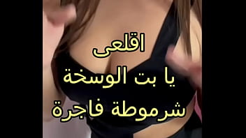 فحة الطبيب تحولت إلى جلسة شهوانية عندما أدارني وفتحت له مؤخرتي بوقاحة، فرأى كسي وبدأ يدخله بعنف وهو يهمس: ياخربيتك، إنتي واخدة إيه؟