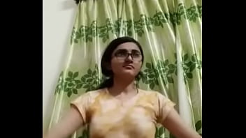 Desi Bos Seksi Yang Menggoda