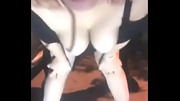 Gadis Tiongkok Menggila Di Pinggir Jalan