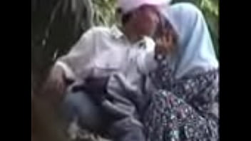 Malaysian Berjilbab Mengocok Kontol
