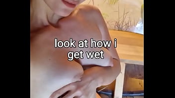 Gadis Asia Seksi Brunet Bertato Dalam Bikini