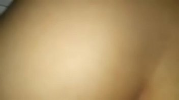 Gadis India Yang Menggoda Dengan Sari Transparan Dan Pinggul Bergoyang