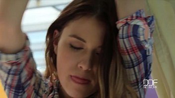 Gadis Rusia Anjelica Dan Demida Mainkan Mainan Besar Dengan Gaya Seksi