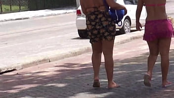 Gadis Manis Nan Menggoda Melenggok Ke Pantai Dengan Pantat Yang Memikat!