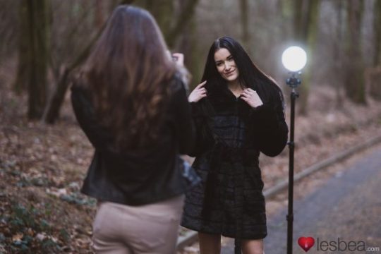 Elouisa Dan Gadis Ceko Dalam Kenikmatan Lesbi Yang Menggila