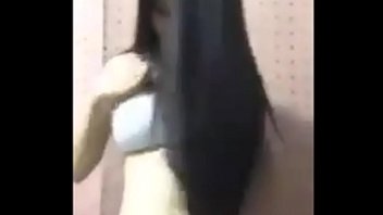 Asiática Menggoda Menggoyang Tubuh Panas Di Live Streaming Facebook