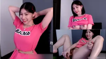 Mina Si Montok Dengan Anu Merah Jambu Yang Menggoda