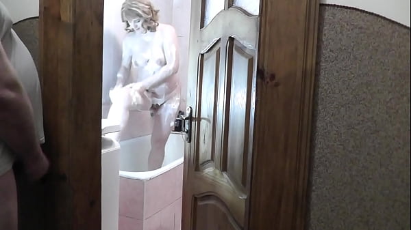 Putri Tiri Mandi, Ayah Tiri Mengintip, Merangsang Dan Memuaskan Nafsu Di Balik Pintu Kamar Mandi.