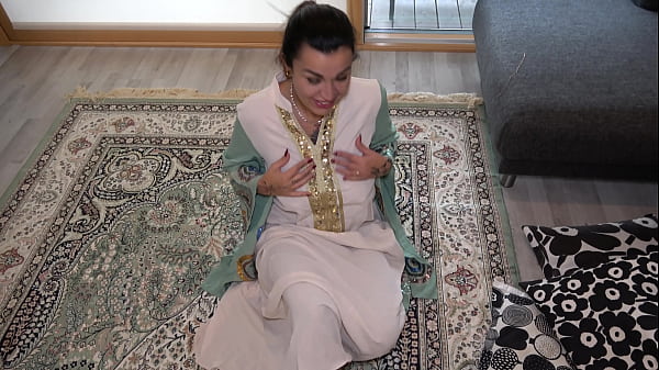 Arab Stepmom Bergairah Dengan Bokong Besarnya Menggoda Anak Tirinya – Adegan Panas Arab Asli Terbaru