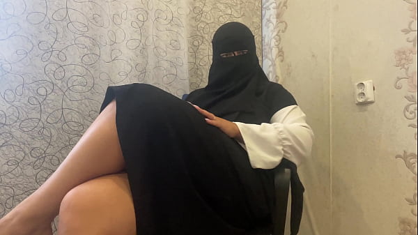 Ibu Tiri Berjilbab Arab Menggoda Dengan Getaran