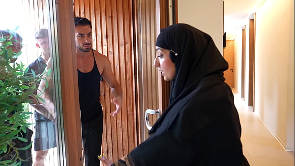 Gadis Arab Ingin Menjaga Kesuciannya Hingga Malam Pengantin, Namun Empat Lelaki Menggoda Hasratnya.
