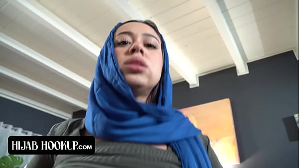 Gadis Arab Nakal Mengisap Kontol Kakak Tirinya Demi Menjaga Rahasia Dari Orang Tua Yang Tegas
