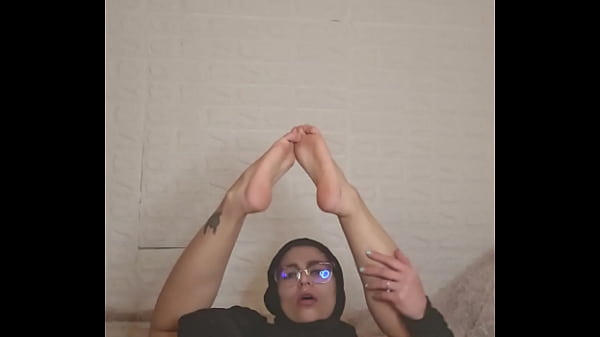 Koleksi Erotis Kaki Seksi Mia, Ibu Rumah Tangga Arab Berbalut Niqab