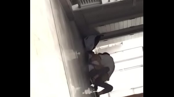 华师走廊激情碰撞，欲火难耐的缠绵瞬间