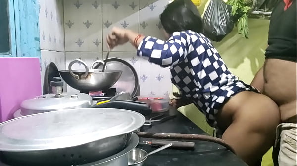 गांव से आई भोली नौकरानी को कुछ पता नहीं था, तो मालिक ने उसका बेजा फायदा उठाकर उसकी चुदाई कर दी