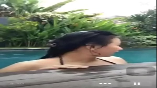Bercinta Di Kolam Renang Saat Live Streaming