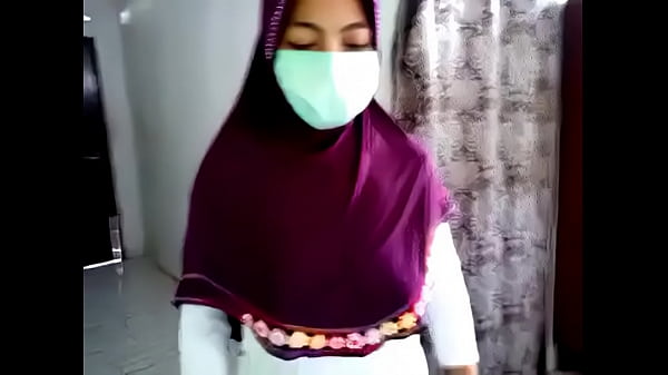 Jilbab Ketat Yang Menggoda, Menampilkan Lekuk Tubuh Yang Mempesona