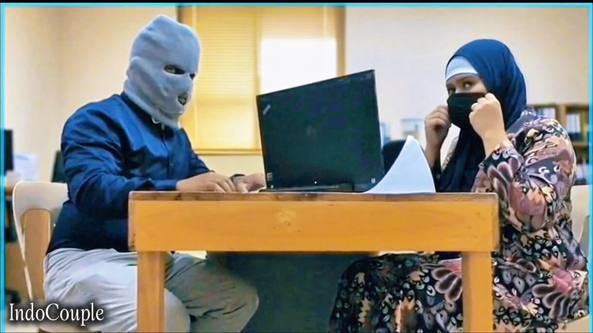 Istri Muslim Berhijab Selingkuh Sama Teman Kantornya. Sekretaris Selingkuh Lagi Asik Muasin Memeknya Pakai Vibrator Favoritnya P