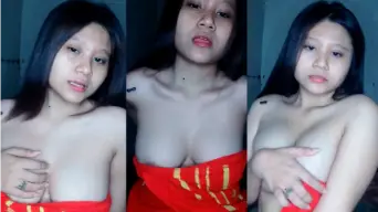 Alexa Tersipu, Handuk Terlepas, Payudara Menggoda