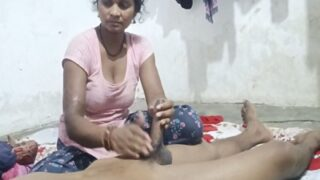 Bhabhi Menggoyang Devar Dengan Pijat Minyak Panas, Lalu Mereka Bercinta Liar Dalam Video Dewasa Desi