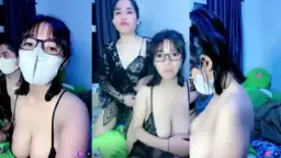Icakane Bergaun Dalaman Transparan Memamerkan Payudara Besar