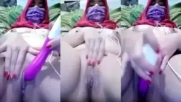 Jilbab Merah Dan Getar Menggoda Di Bawah Kain