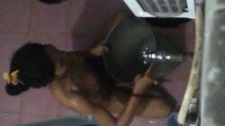 Video Pengintip Pembantu India Mandi Telanjang