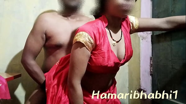 Istri Desa India Dihardik Dalam Saree Merah Membara