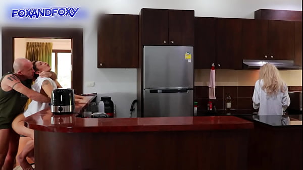 Hampir Ketahuan: Anal Mengejutkan Dan Creampie Di Dapur, Ibu Mertua Sedang Masak Sarapan
