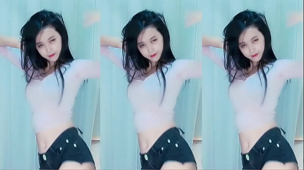 Cô Gái Trung Quốc Thoát Thân Trên Mái Nhà đang Bốc Cháy