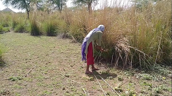 पति तो अच्छा है, पर साली तू तो पक्की रांड बनने पर आमादा है। खैर… सुन, तेरी सुहागरात की गर्म तस्वीरें हमारे पास हैं, उस रात जब हमने तुझे चोदा था देसी टॉप टेन।