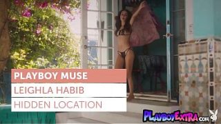 Gadis Arab Seksi Leighla Habib Tersenyum Menggoda Saat Telanjang Dan Mandi