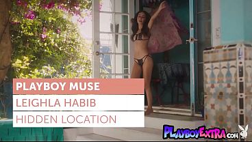 Gadis Arab Seksi Leighla Habib Tersenyum Menggoda Saat Telanjang Dan Mandi