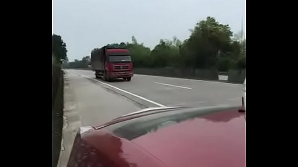 Pria Tiongkok Dan Pacarnya Bercinta Di Dalam Mobil Di Pinggir Jalan Raya