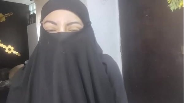 Istri Arab Amatir Yang Menggairahkan Semburkan Cairan Di Niqabnya, Masturbasi Saat Suami Sedang Shalat
