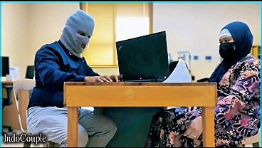 Istri Berhijab Yang Nakal Menggoyang Memeknya Dengan Vibrator Bersama Selingkuh Dari Kantor.