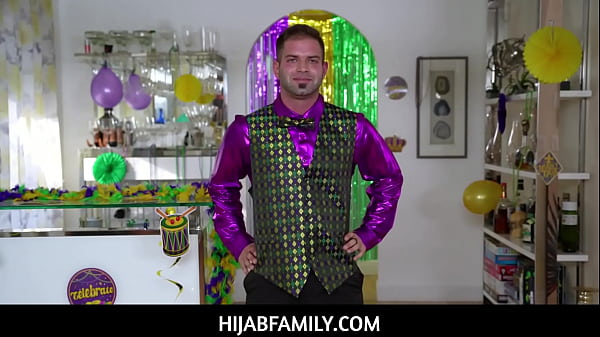 Hijabfamily – Violet Gems Si Gadis Berhijab Diguyur Manik-manik Sebelum Belajar Melayani Nicky Dengan Mulutnya Yang Panas