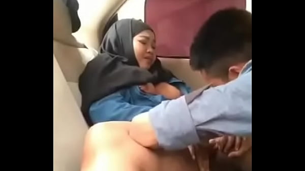Gadis Berhijab Menggoda Di Dalam Mobil Bersama Pacarnya