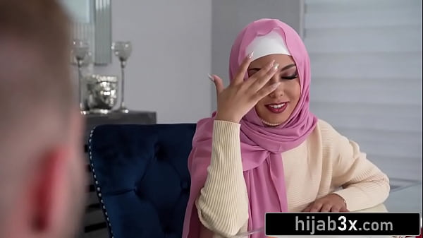 Gadis Muslimah Mungil Beraksi Dengan Hijab Tetap Terpasang