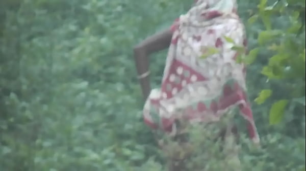 Wanita India Yang Sedang Kencing