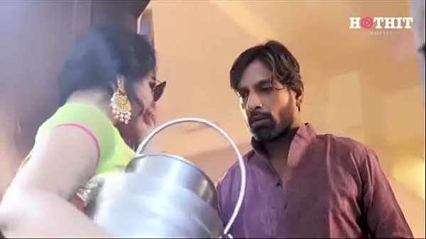 Desi Bhabhi Menggoyangkan Pantatnya Dengan Liar