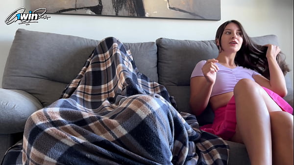 Kakak Tiri Pulang Lebih Awal Dan Menangkap Adik Tirinya Sedang Masturbasi, Lalu Memberinya Handjob Sambil Nonton Film Porno!